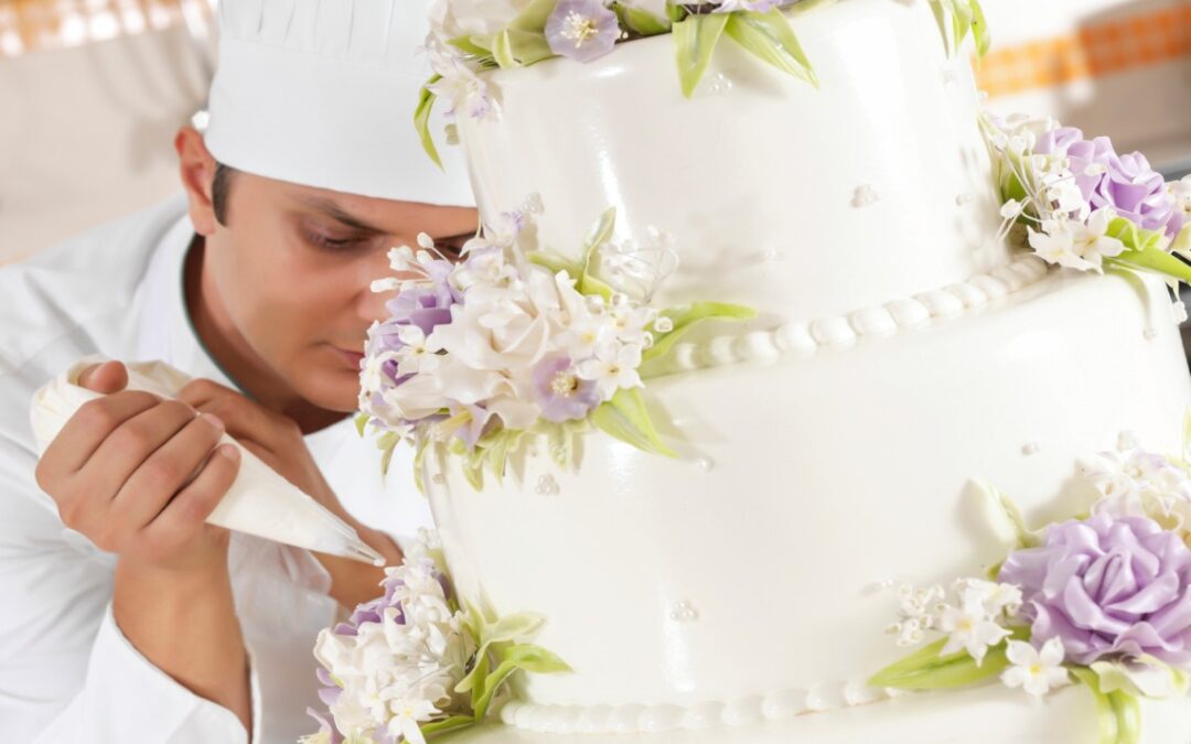 Czym dekoruje się torty weselne?
